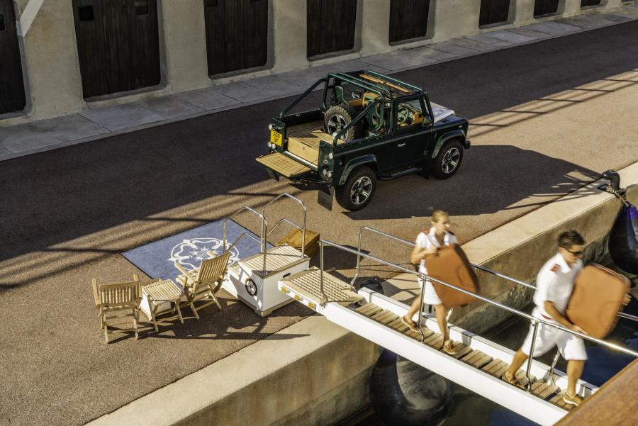  Land Rover Defender 90 by Overfinch 2019 года  (фото 8 из 12)
